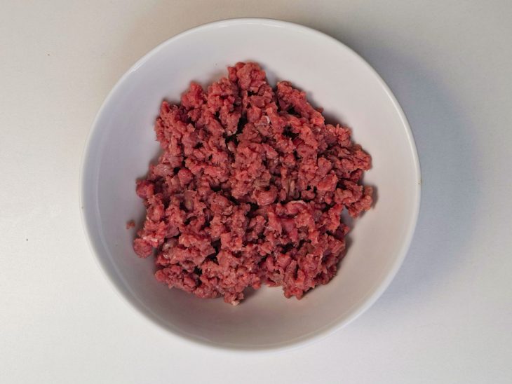 Carne cortada em pedaços bem pequenos.