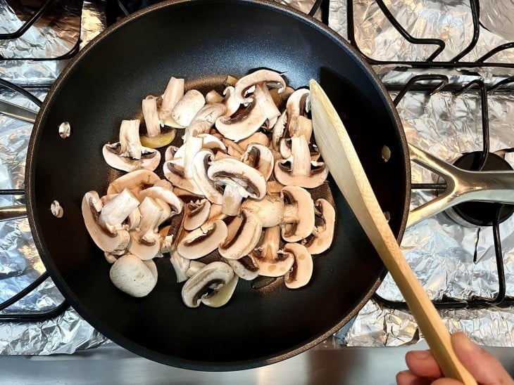 Uma frigideira com cogumelos.