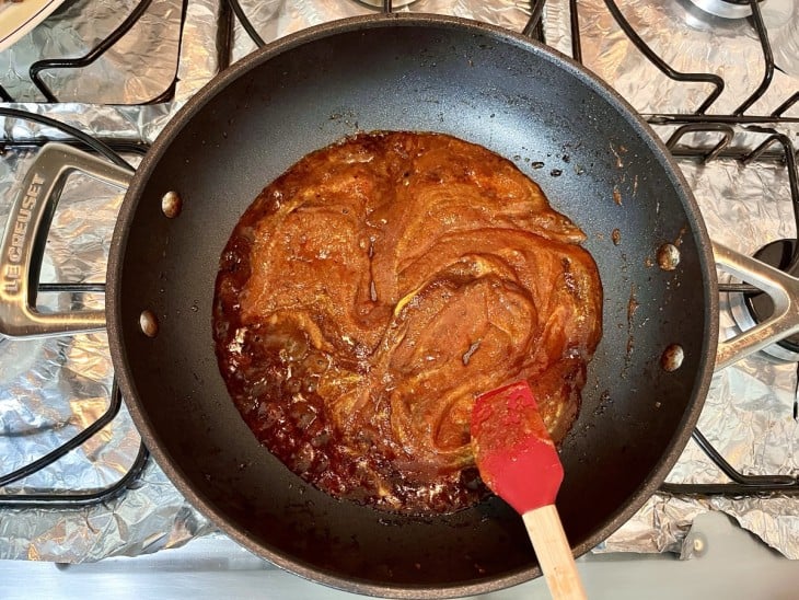 Uma frigideira com extrato de tomate, molho inglês e mostarda.