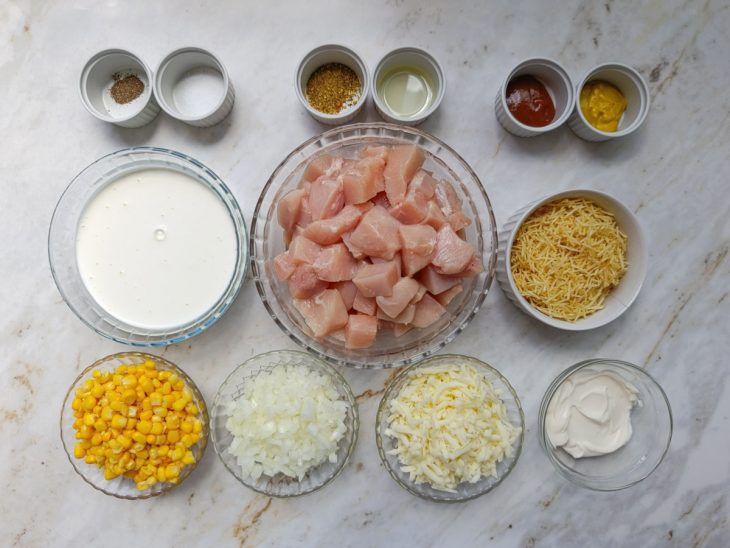 Ingredientes reunidos na bancada.