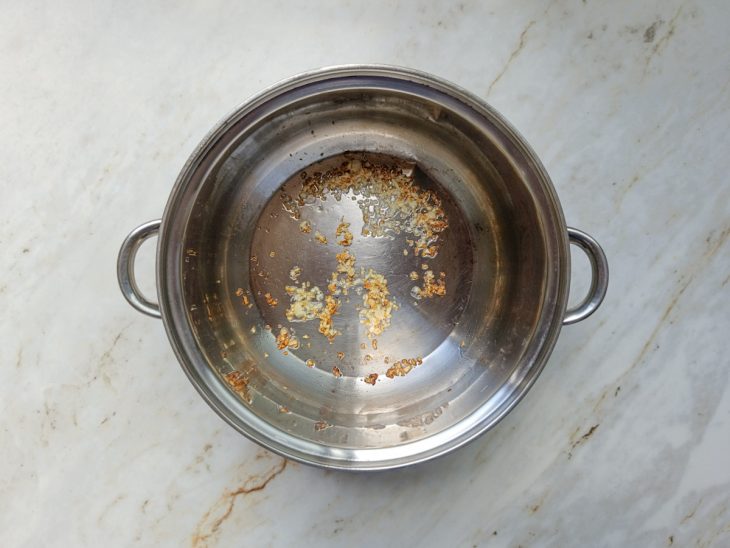 Alho dourada na panela.