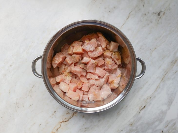 Numa tigela, o frango temperado.