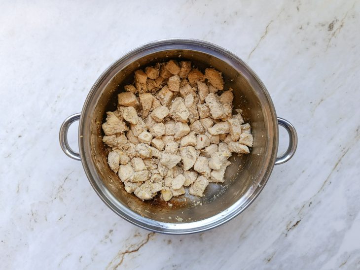 Frango refogado na panela.