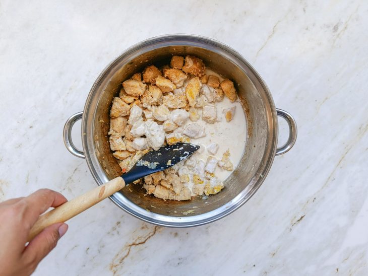 Ketchup, mostarda e creme de leite adicionados ao frango.