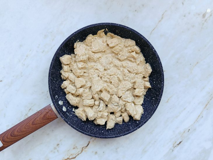 Molho do frango incorporado.