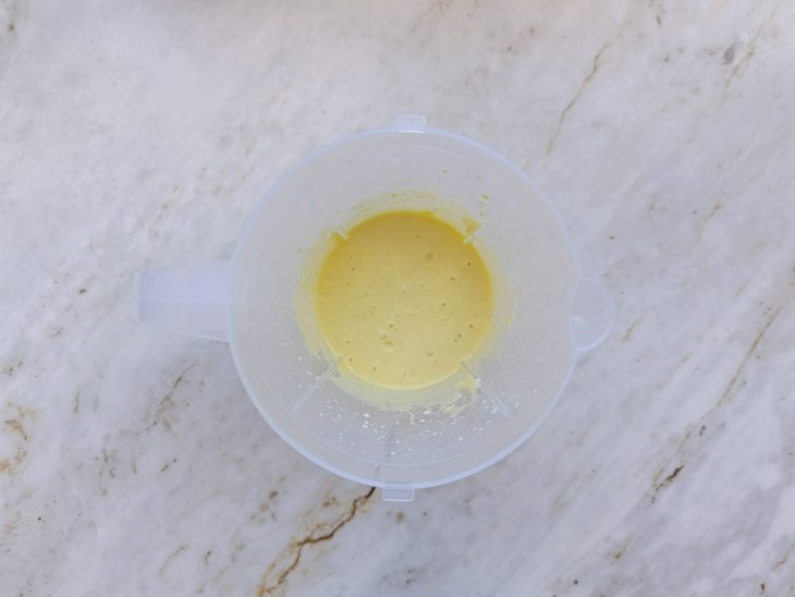 Requeijão, milho e creme de leite batidos.