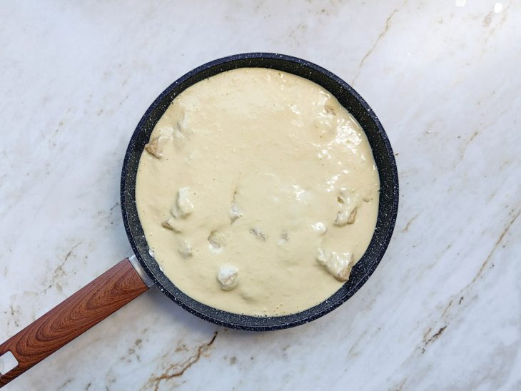 Creme despejado na panela com o frango.