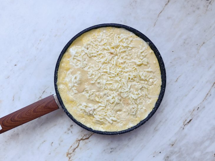 Mussarela distribuída por cima do estrogonofe.