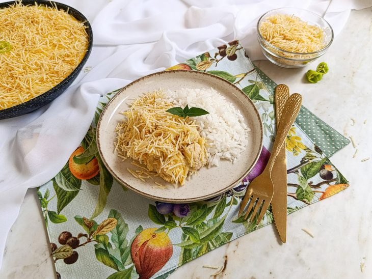 Porção servida com arroz branco.