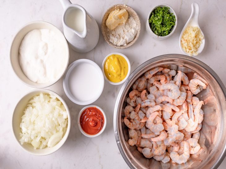 Ingredientes reunidos em uma bancada.
