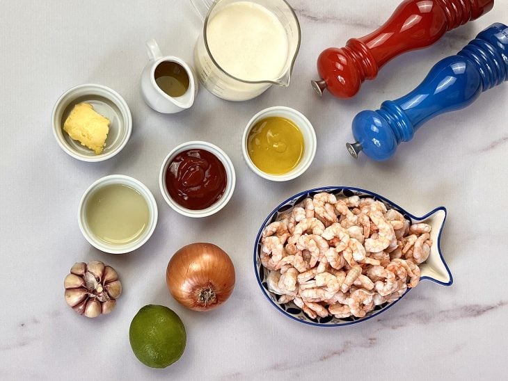 Ingredientes do strogonoff de camarão fácil reunidos na bancada.