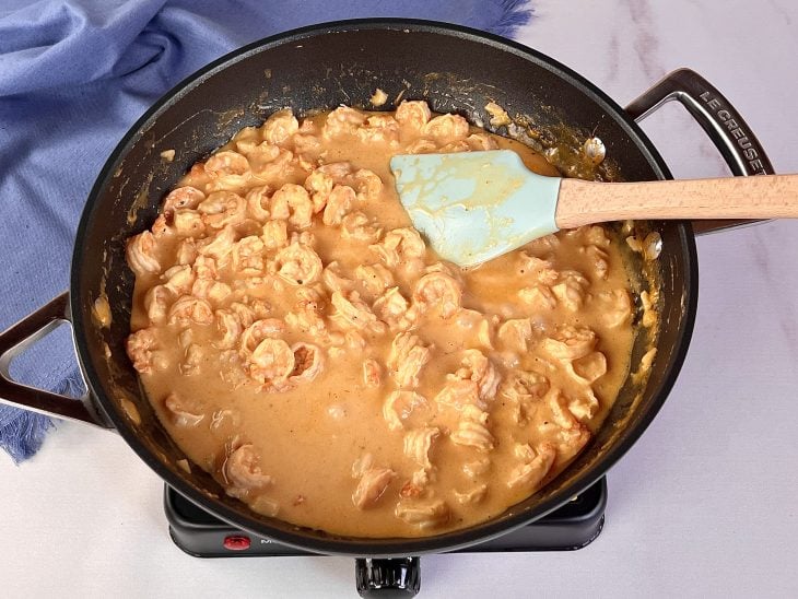 Uma panela contendo strogonoff de camarão.