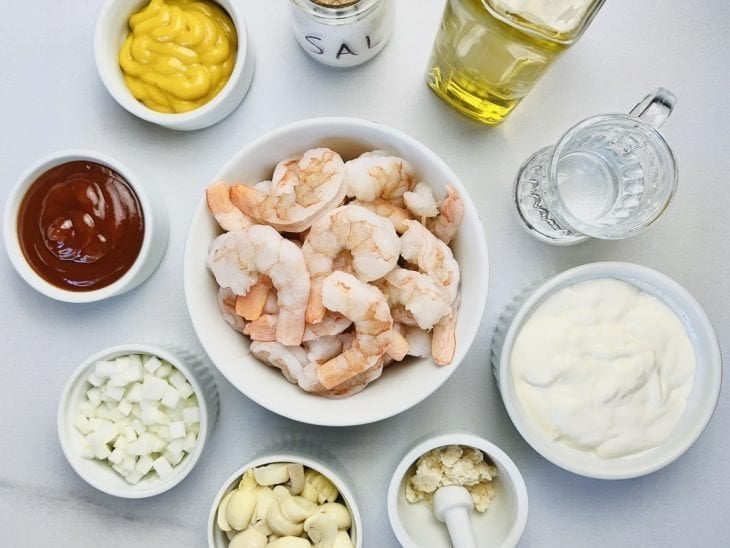 Ingredientes reunidos em uma bancada.