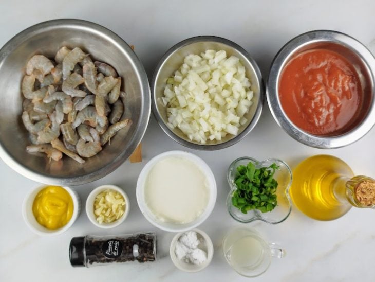 Ingredientes para a receita separados em uma bancada.