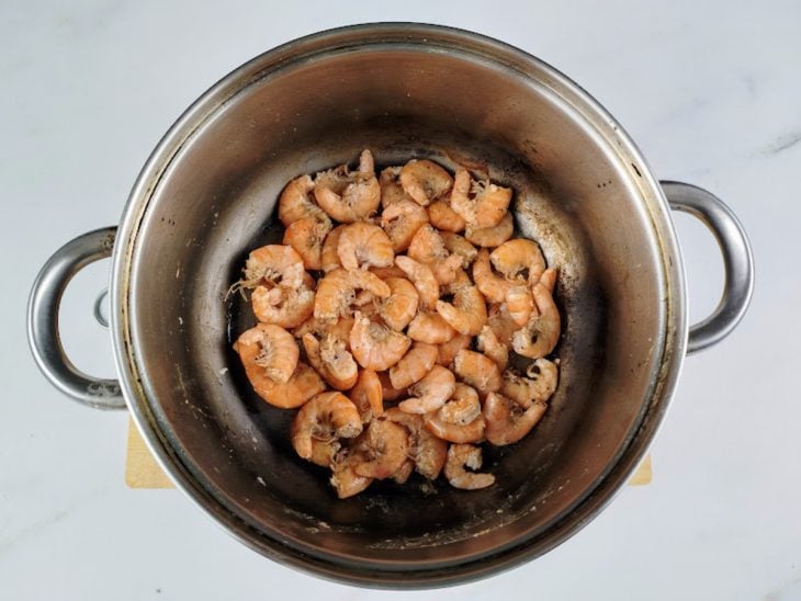 Camarões grelhados em uma panela com azeite.