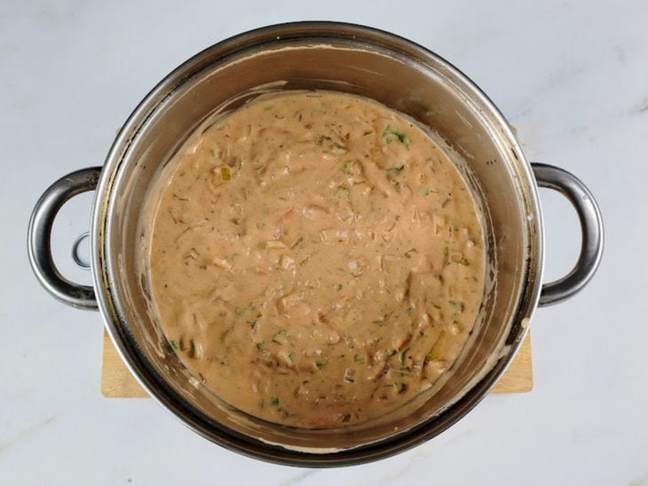 Creme de leite, salsinha e cebolinha adicionados na panela.