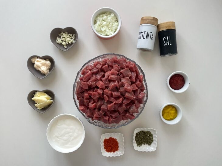 Ingredientes reunidos na bancada.
