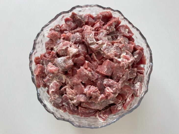 Maionese adicionada e misturada à carne.