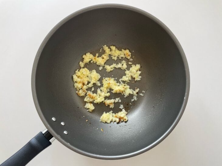 Cebola e alho refogando na panela.