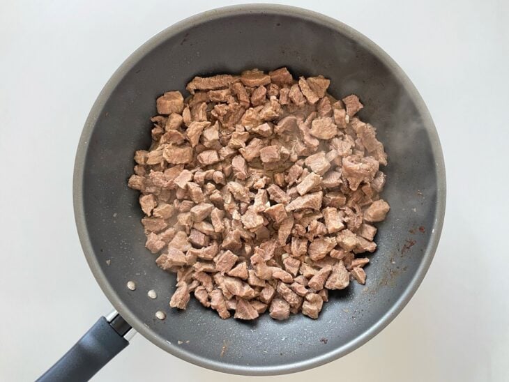 Carne refogada na panela.