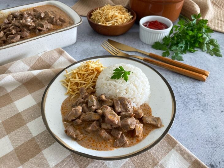 Strogonoff pronto e servido com arroz.