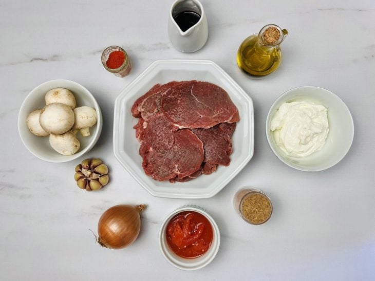 Uma bancada com os ingredientes separados.
