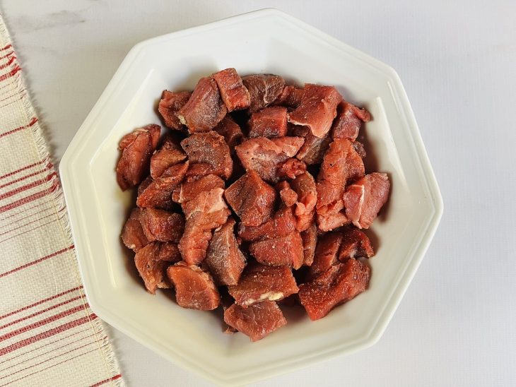Um recipiente contendo carne picada e temperada.