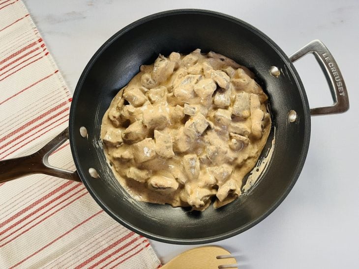 Uma panela com a mistura de strogonoff de carne fit ao fogo.