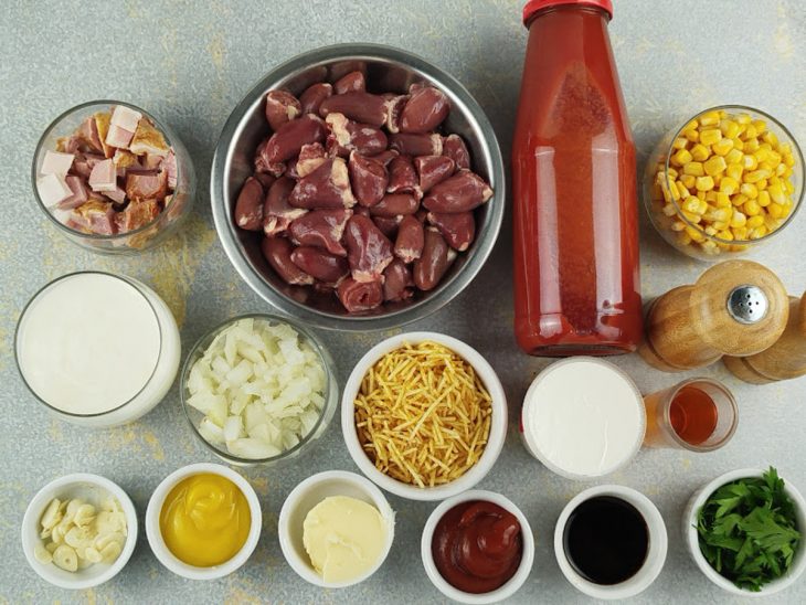 Ingredientes separados sobre a bancada.