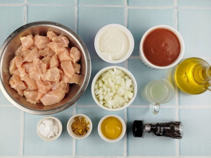 Ingredientes para a receita reunidos em uma bancada.