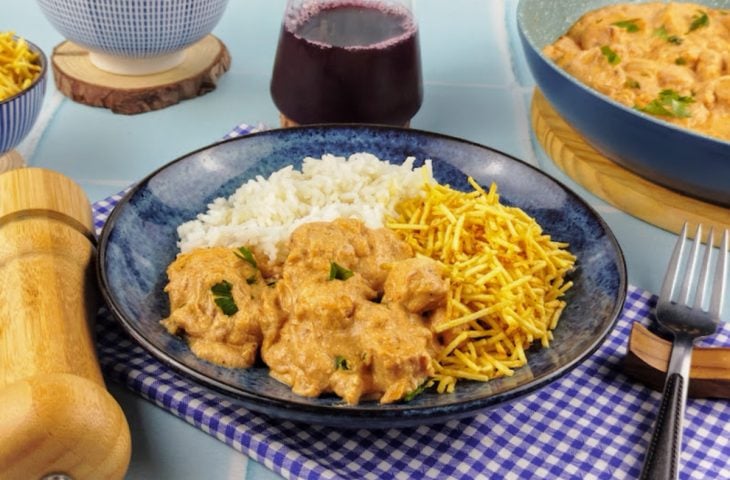 Strogonoff de frango com creme de ricota