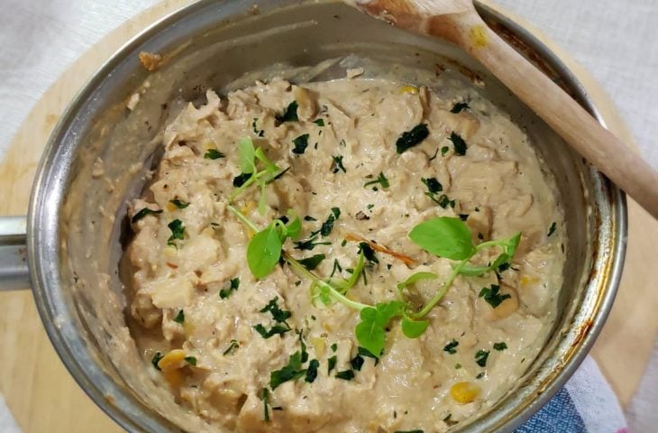 Strogonoff de frango com manjericão e mostarda