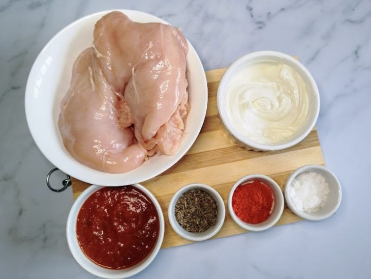 Recipientes com os ingredientes separados sobre a bancada.