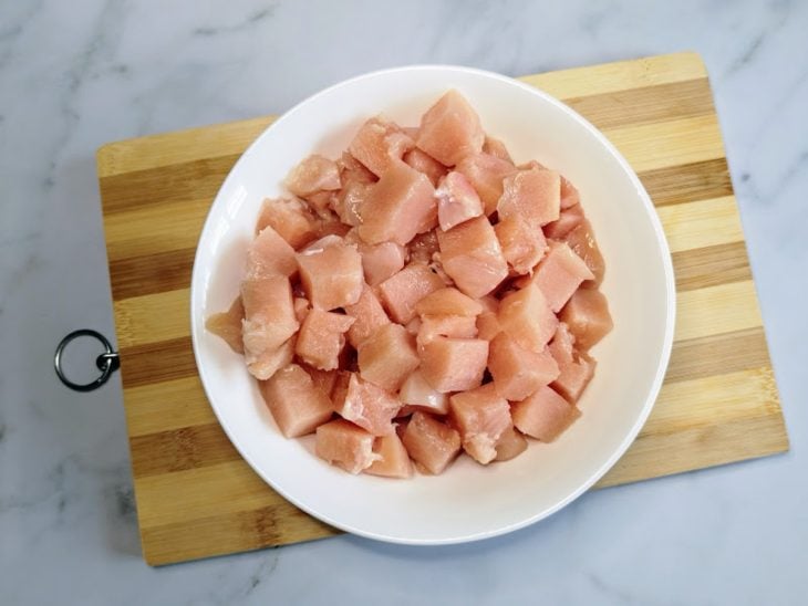 Uma tigela com frango picado em cubos.