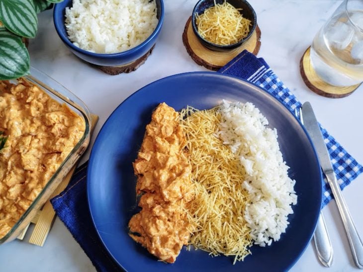 Um prato contendo strogonoff de frango fit.