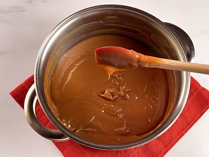 Panela com doce de leite em ponto de brigadeiro.