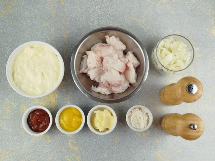 Ingredientes separados sobre a bancada.