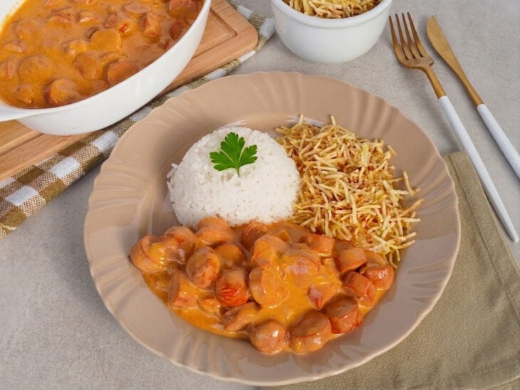 Strogonoff de salsicha servido.