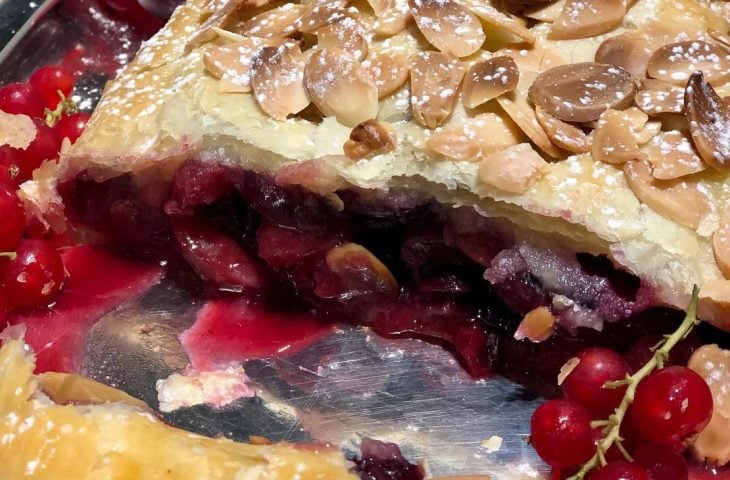 Strudel de cerejas frescas