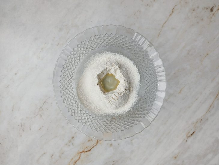 Farinha unida com um buraco no centro.