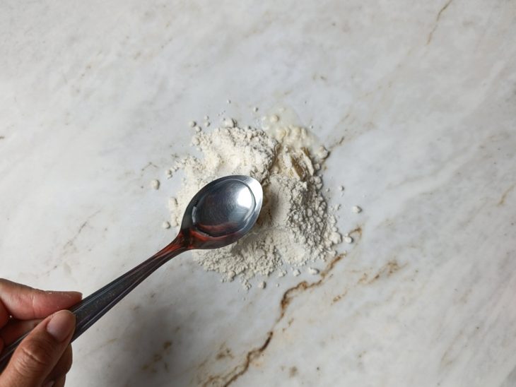 Água sendo incorporada na farinha com óleo.