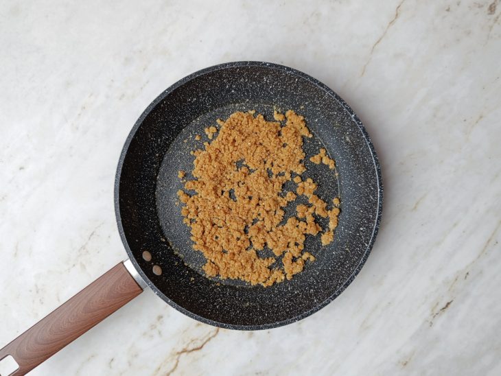 Manteiga e farinha de rosca douradas na panela.