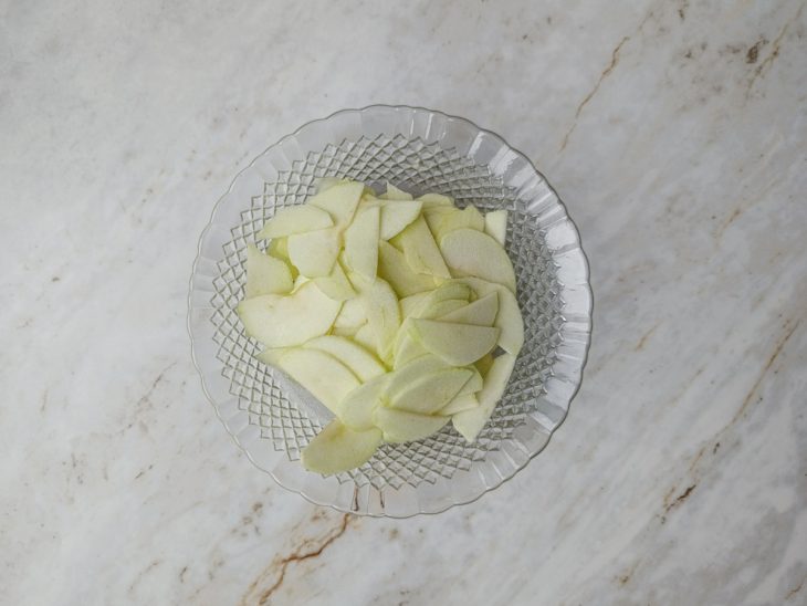 Maçãs cortadas em fatias finas.