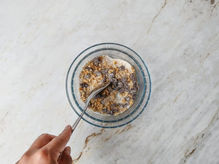 Ingredientes misturadas na tigela.