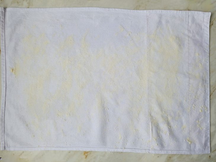 Pano de prato polvilhado com farinha.