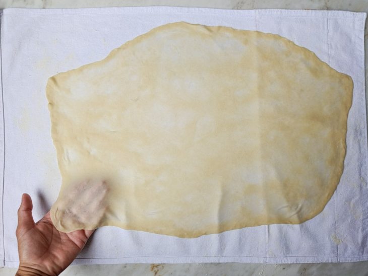 Massa aberta sobre o pano de prato.