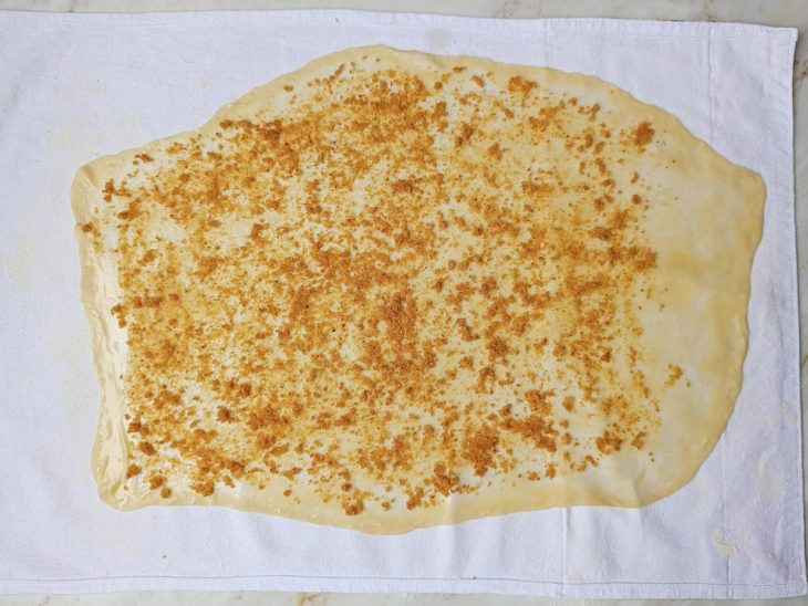 Farofa polvilhada sobre a massa.