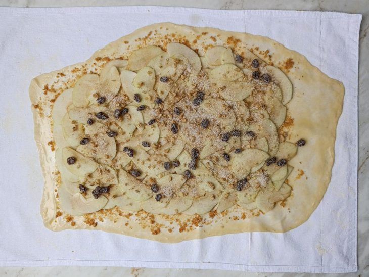 Mistura de uvas passas, nozes e açúcar adicionada na massa.