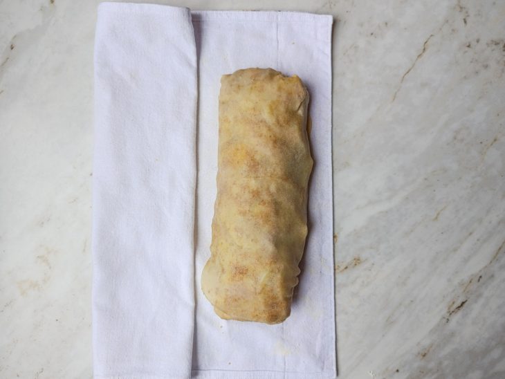 Strudel enrolado, ainda sobre o pano.