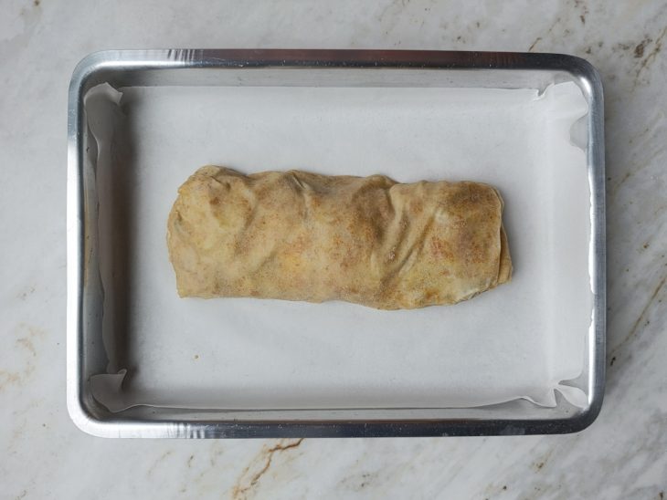 Strudel transferido para a assadeira.